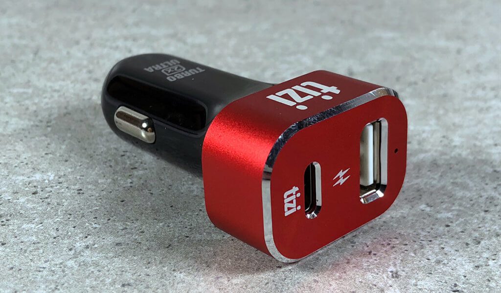 Auf der Front des tizi Turbolader Steckers findet man die USB-C und die USB-A-Buchse. Eine kleine blaue LED zeigt an, ob der Stecker mit Strom versorgt wird.