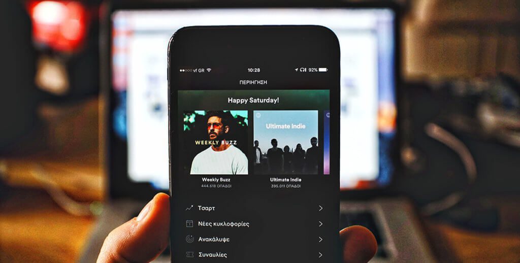 Wenn man sein Datenvolumen aufgebraucht hat und gedrosselt wurde, kann man Streaming-Angebote wie Netflix oder Spotify in der Regel nicht mehr nutzen, weil die Verbindung zu langsam ist (Foto: Pexels).