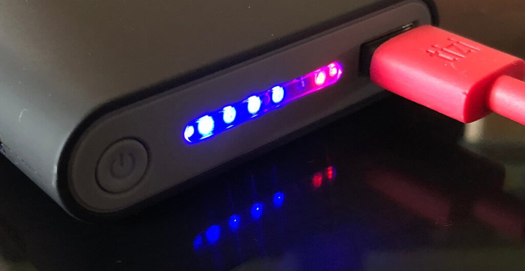 The LED display of the RealPower PB-8000 uses blue, red and green LEDs to show the charging status, whether wireless charging is activated and whether a device is being charged via Qi charging.