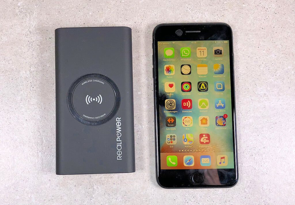 The flat design and the reasonable dimensions (here compared to the iPhone 7 Plus) are a plus point of the power bank in connection with the many charging options.