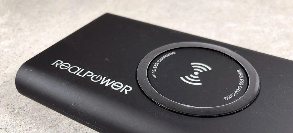 The RealPower PB-8000 supports the Qi standard for wireless charging and is therefore compatible with the iPhone models 8, 8 Plus and X.