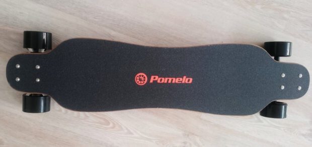 Pomelo P5 Test - im Testbericht gibt es technische Daten, Tipps zur Nutzung und Erfahrungen mit E-Longboard und Fernbedienung. Tipp: Helm und andere Schützer tragen ;)