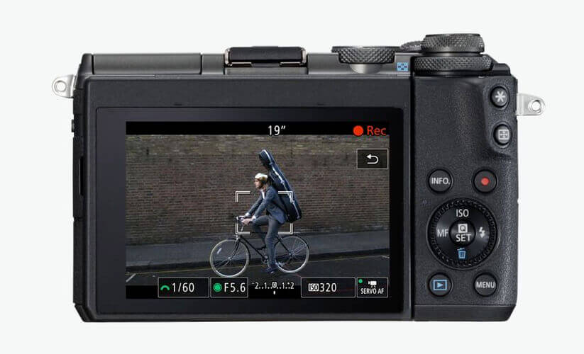 Eines der Haupteinsatzgebiete für die EOS M6 von Canon ist sicher das Filmen. Viele Blogger und Vlogger setzen die Kamera aufgrund ihrer Größe und Leistung gerne im Alltag ein (Foto: Canon).