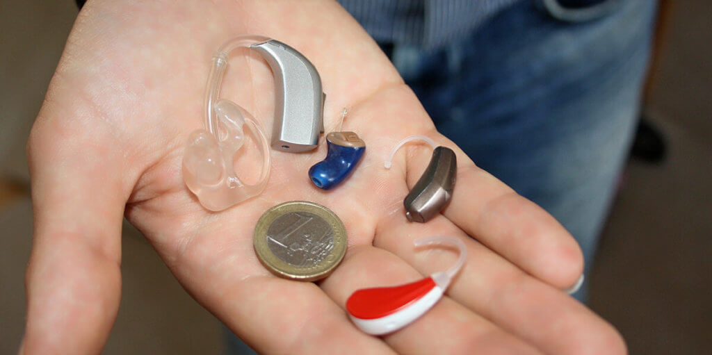 Die meisten Hörgeräte benötigen Batterien vom Typ 10, 312 oder 13 – aus dem Grund hat Stiftung Warentest diese Typen im Test gezielt untersucht (Foto: pb826/pixabay).