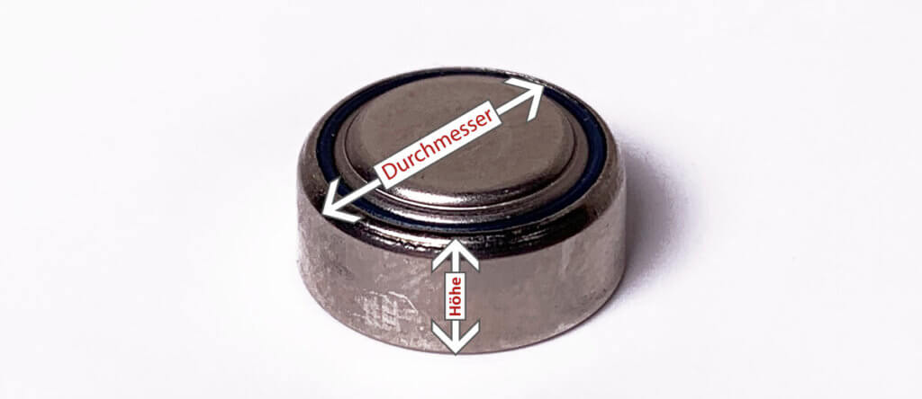 Um die passende Hörgerätebatterie zu ermitteln, muss man nur die Höhe und den Durchmesser der alten Knopfzelle ausmessen (Foto: Sir Apfelot).