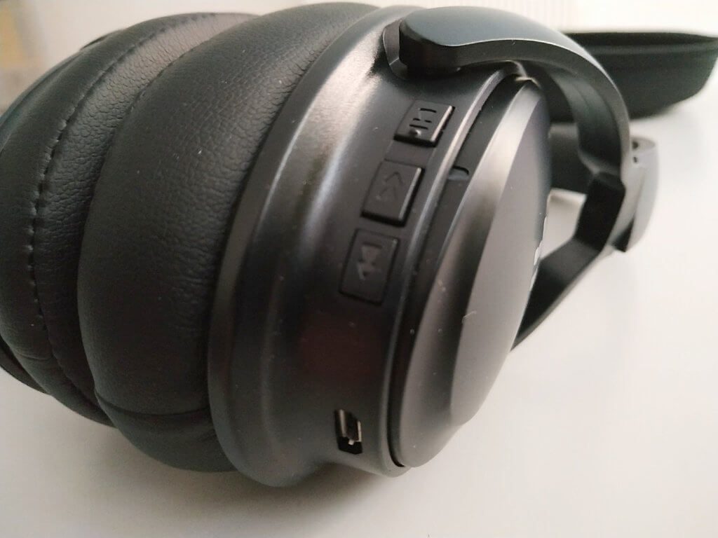 Micro-USB Hier seht ihr die Knöpfe der Over-Ear-Kopfhörer für Play/Pause/Koppeln, Skip vorwärts und Skip rückwärts sowie den <a class=