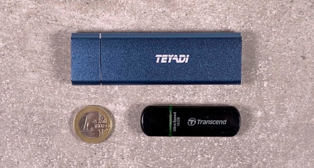 To see the size of the SSD in relation to one another, I took a picture of it here with a euro coin and a standard USB stick.