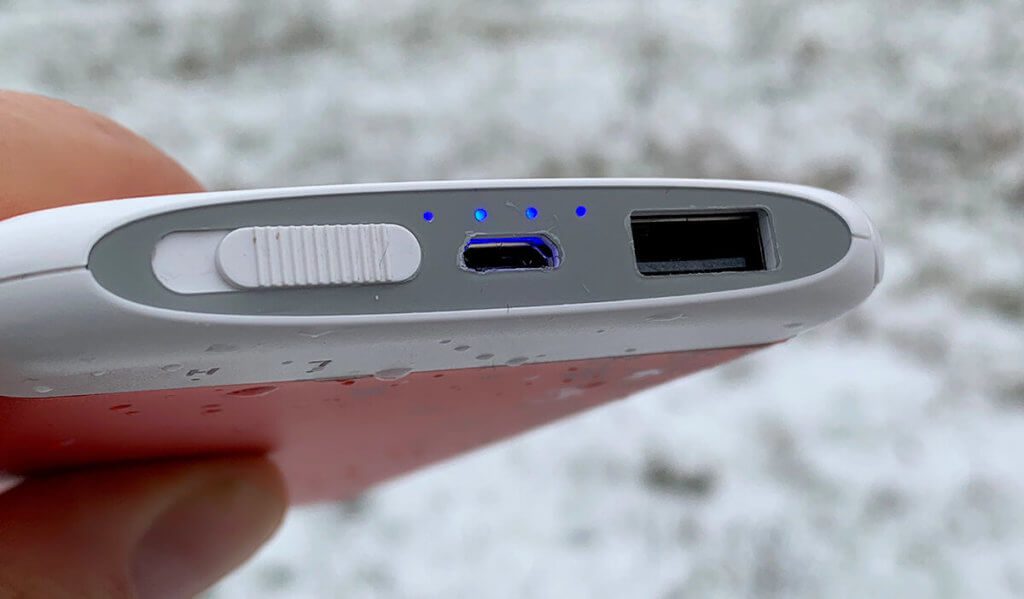 The battery status of the BigBlue pocket warmer can be read from four LEDs. This display is activated for a few seconds by tapping the button on the corner (can still be seen here on the far right).