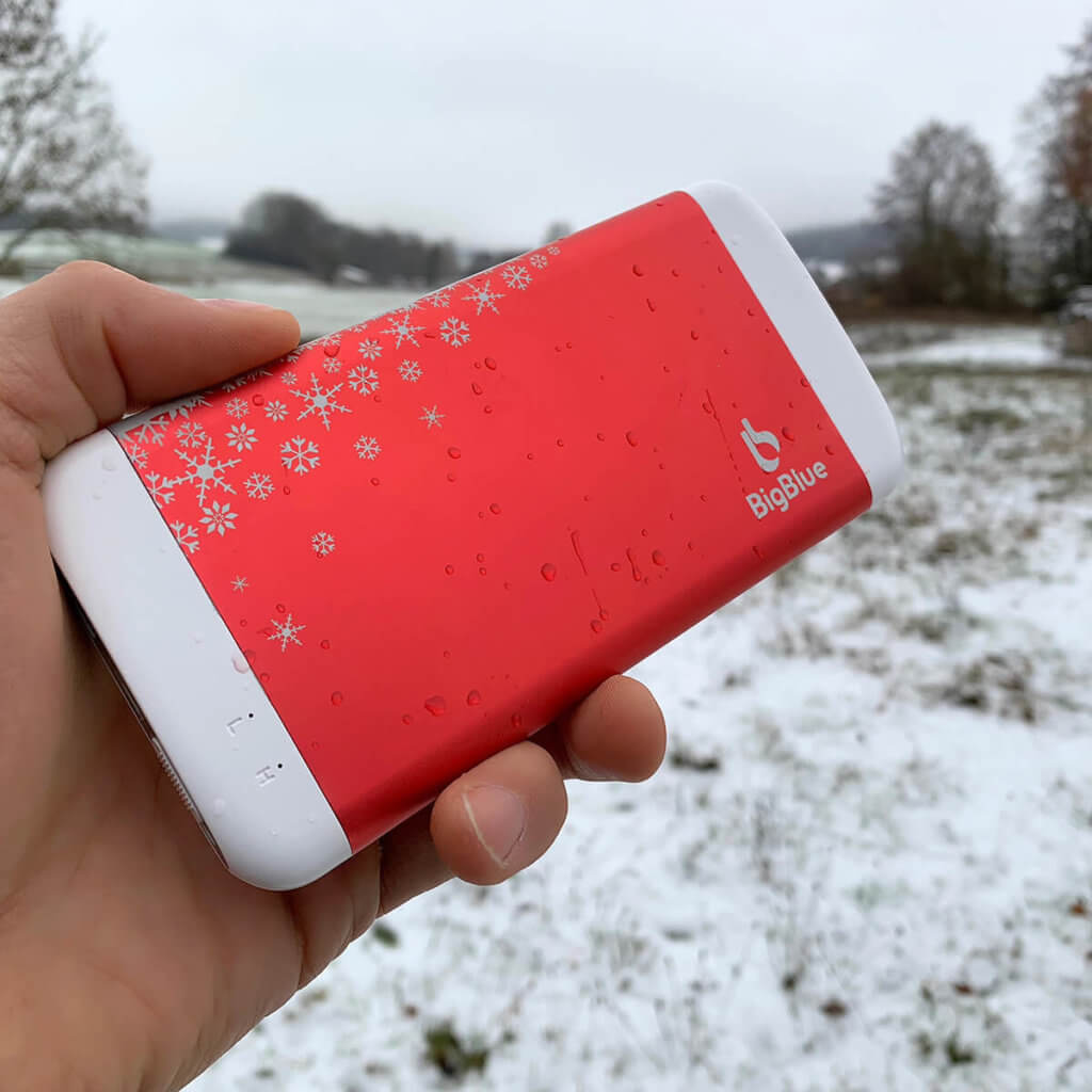 The BigBlue hand warmer convinced me with its warmth, flashlight and power bank function (photos: Sir Apfelot).