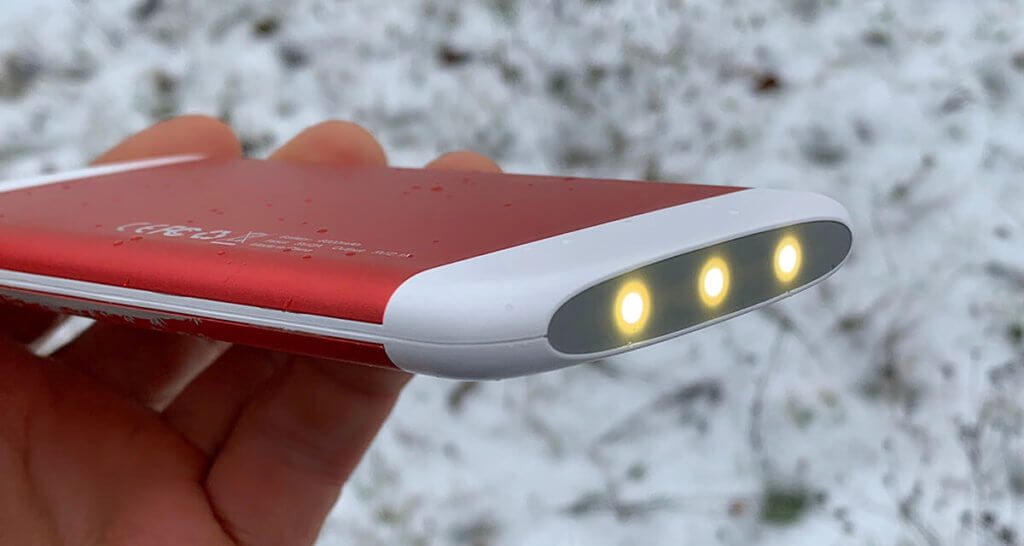 As a flashlight, the electric hand warmer is significantly more powerful than an iPhone - but above all it is very easy to switch on at the push of a button.