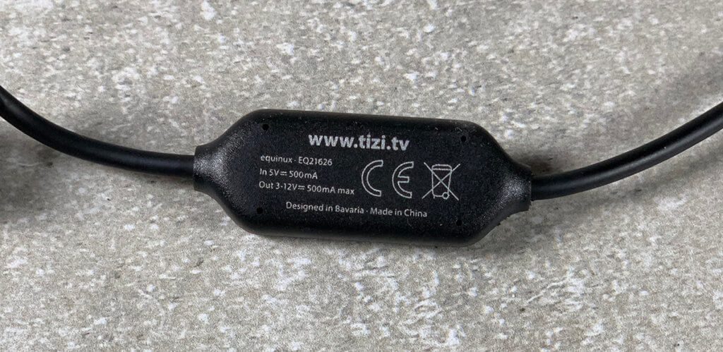 Die technischen Daten bzw. Ladestrom und -spannung kann man dem Aufdruck auf dem Spannungswandler entnehmen.