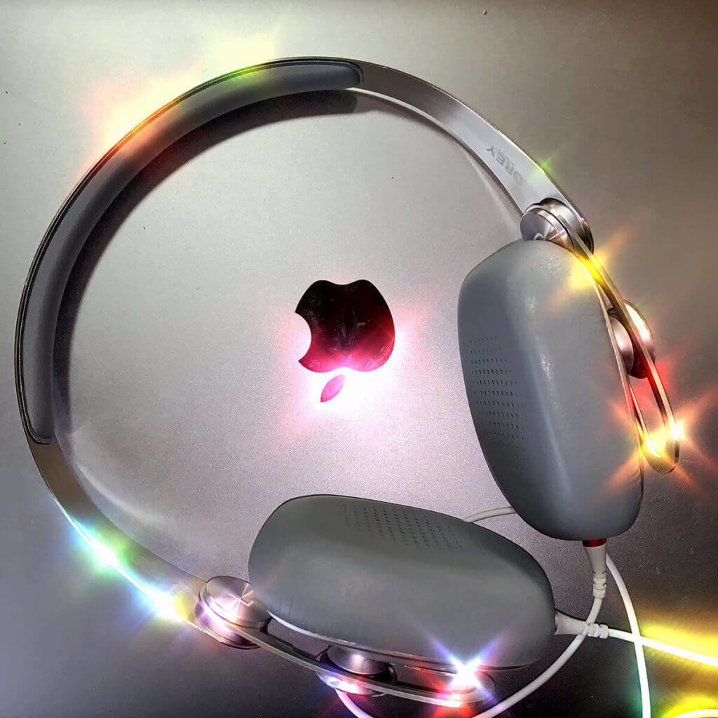 Le mie cuffie moshi su MacBook Pro.
