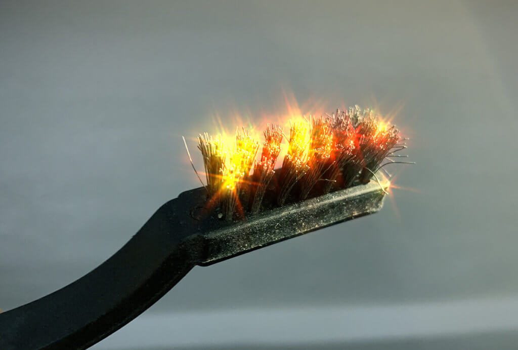La spazzola metallica potrebbe passare per uno spazzolino da denti di Mordorian.