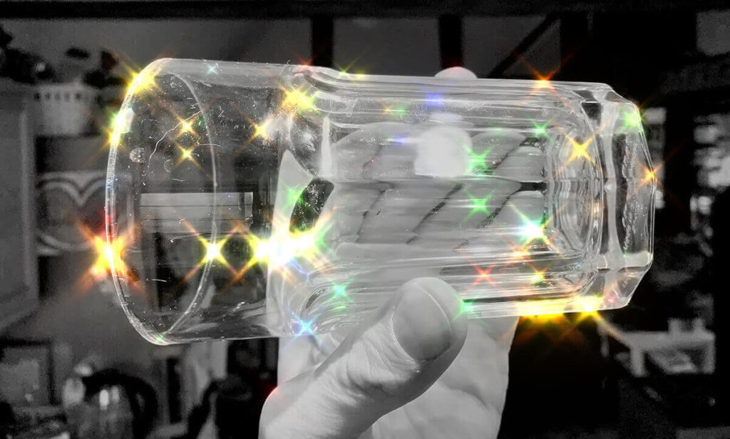 Ottieni un bell'effetto con gli occhiali che reggi alla luce.