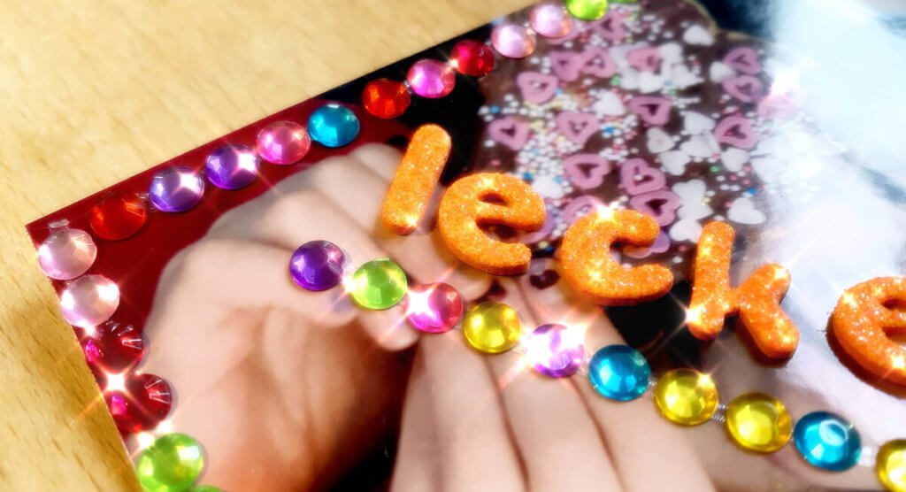 Mia figlia ha incollato strass e lettere su una foto. Con kirakira+, ovviamente, sembra due volte più brillante. Ho usato un filtro sottile qui.