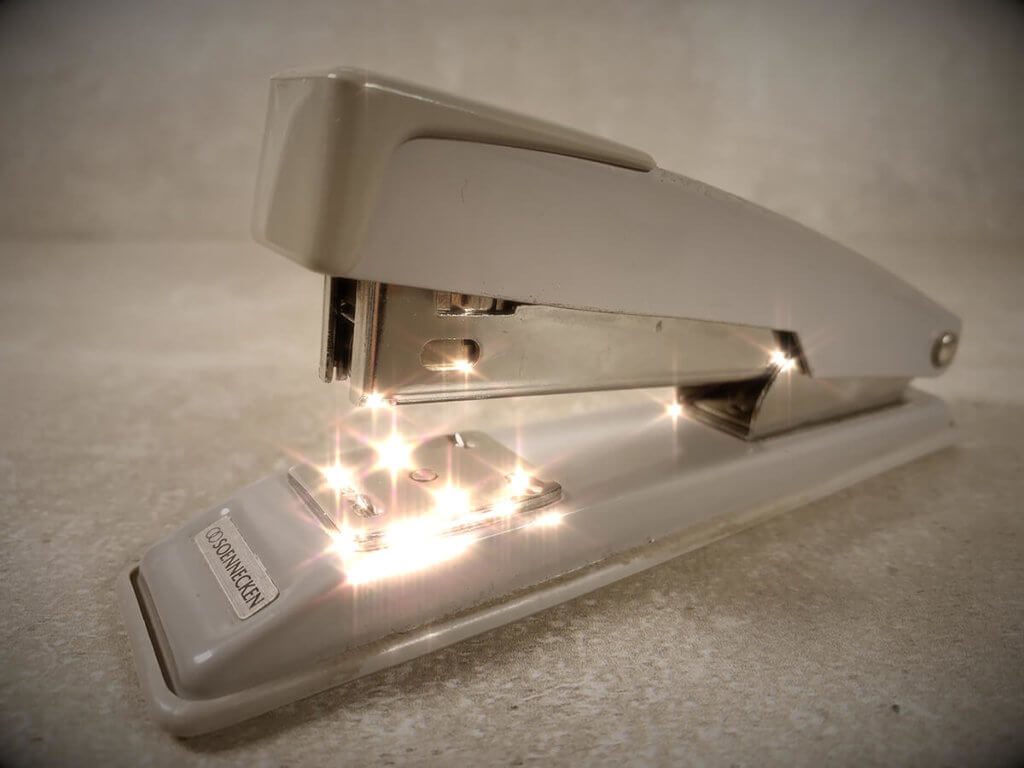 Anche una semplice pinzatrice fa una bella foto con KiraKira. Sperimentare con altri oggetti porterà sicuramente alla luce buoni motivi.