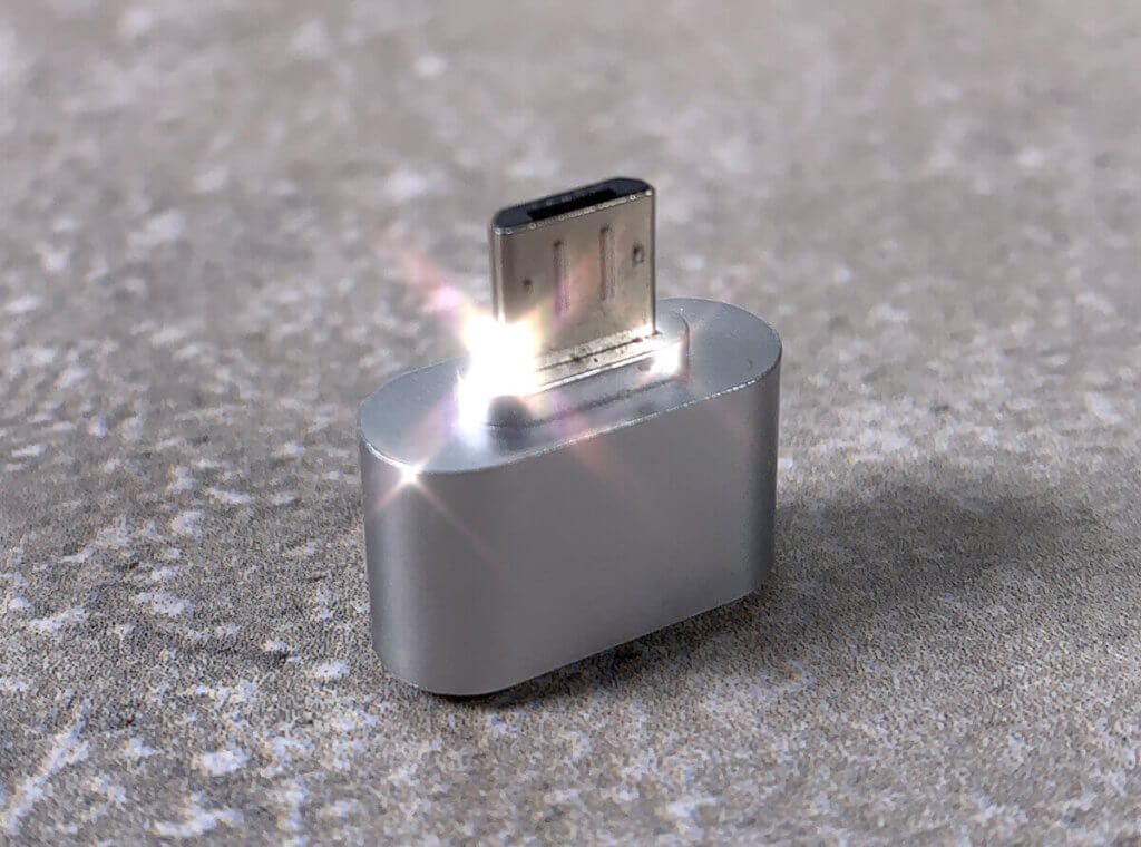 Con un po' di brillantezza, anche un adattatore micro USB sembra qualcosa...