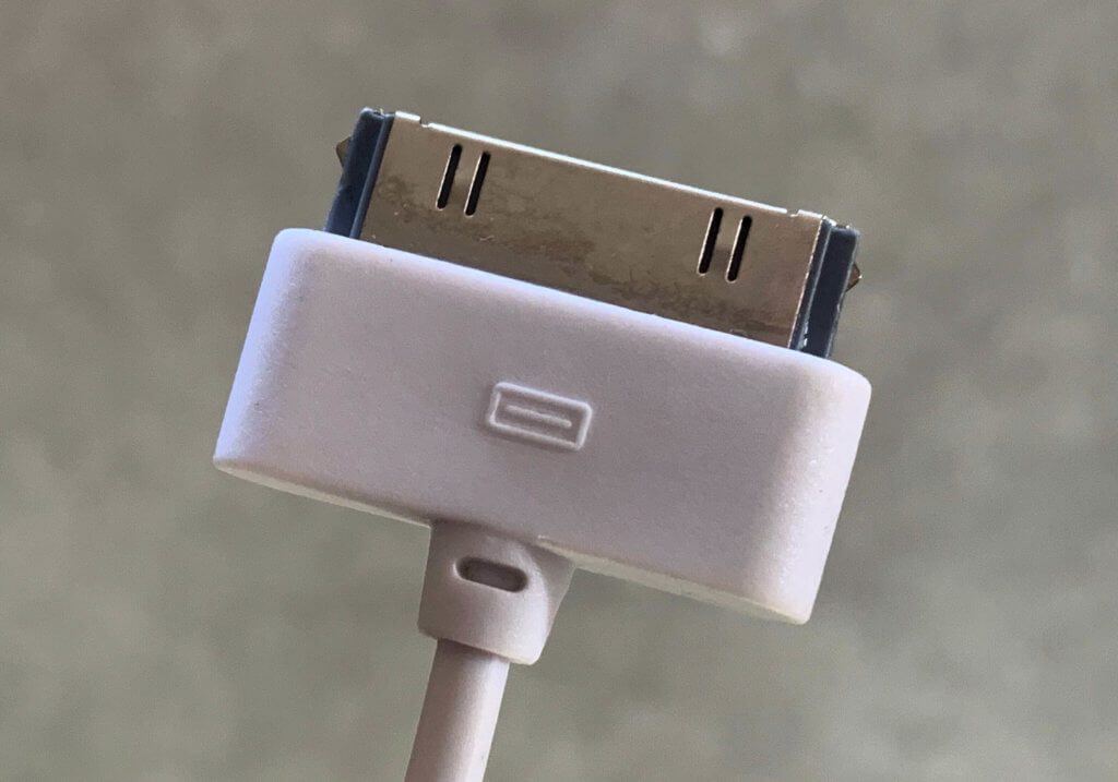 Das USB-Ladekabel mit dem 30-Pin-Stecker passt nicht nur beim iPhone 4/4s sondern auch an die anderen, älteren Modelle wie das iPhone 1, 2, 3, 3G und 3GS (Foto: Sir Apfelot).