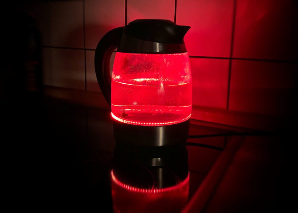 Man muss gestehen: LED Wasserkocher entfalten ihre Wirkung vor allem im Dunkeln. Tagsüber sieht man von den LEDs relativ wenig (Foto: Sir Apfelot).