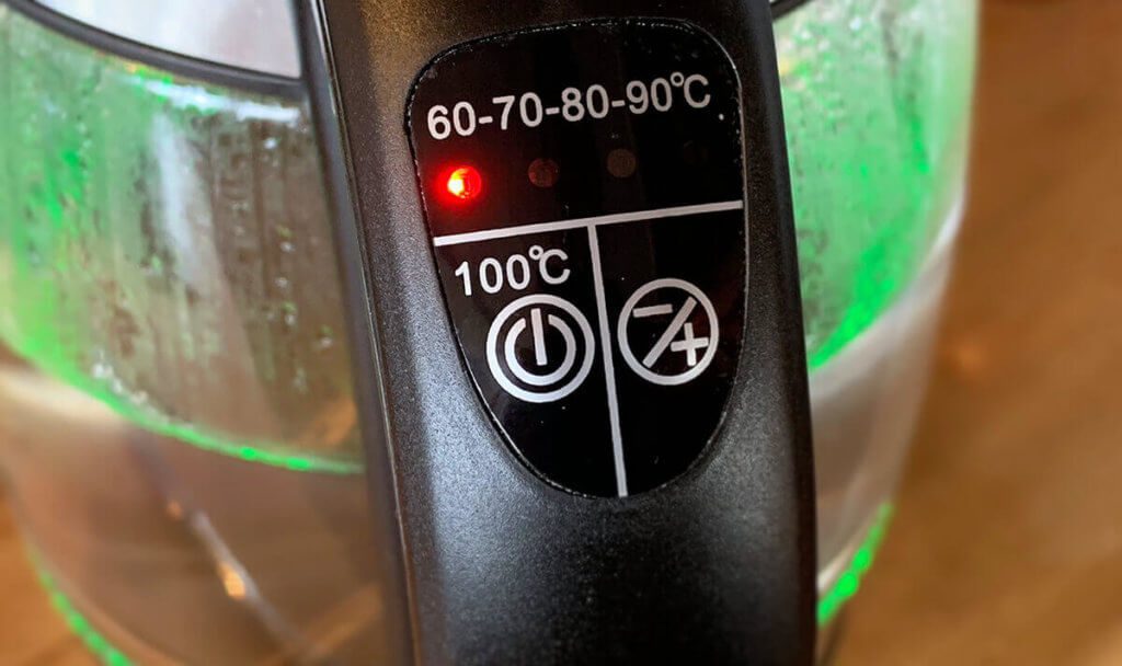 Ein beliebtes Wasserkocher-Modell: Mit Temperaturvorwahl und LED-Beleuchtung liegen die Glas-Wasserkocher voll im Trend (Foto: Sir Apfelot).