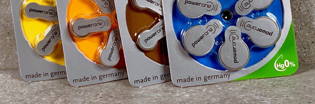 Foto der vier Typen von Hörgerätebatterien – bei der Farbkennzeichnung sind sich alle Hersteller einig, um dem Verbraucher die Auswahl zu vereinfachen (Foto: Sir Apfelot).