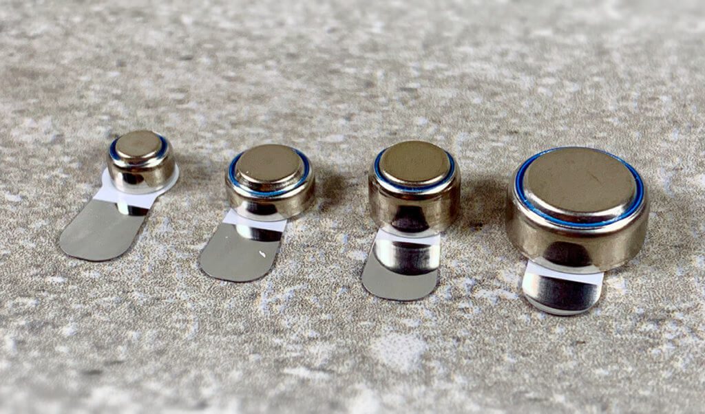 Hier habe ich die Knopfzellen fotografiert, die bei Hörgeräten üblich sind. Von links nach rechts sind dies die Größen 10, 13, 312 und 675 (Foto: Sir Apfelot).