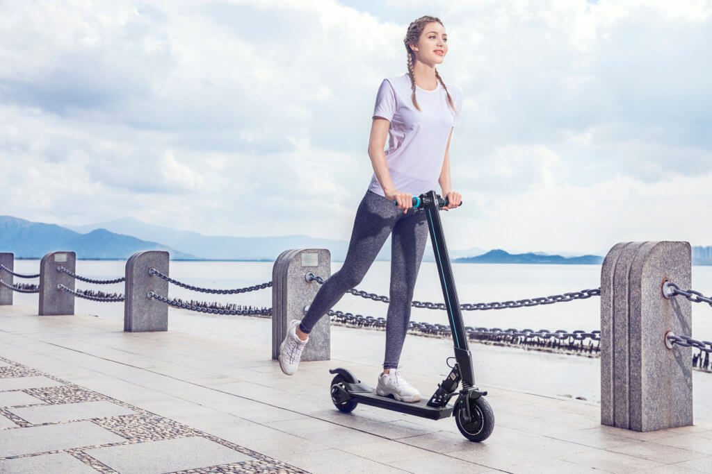 Der Inmotion L8 bzw- L8F E-Roller in Aktion. Zwei Bremsen, LED-Leuchten und bis zu 30 km/h sind noch nicht alles bei diesem Elektroroller.