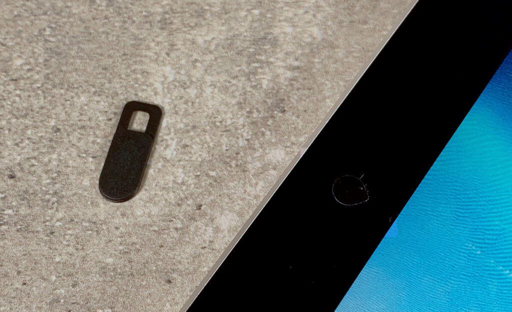 Ursprünglich hatte ich einen Webcam-Sticker auf dem iPad Pro. Hier erkennt man ihn noch an dem hellen Rand.