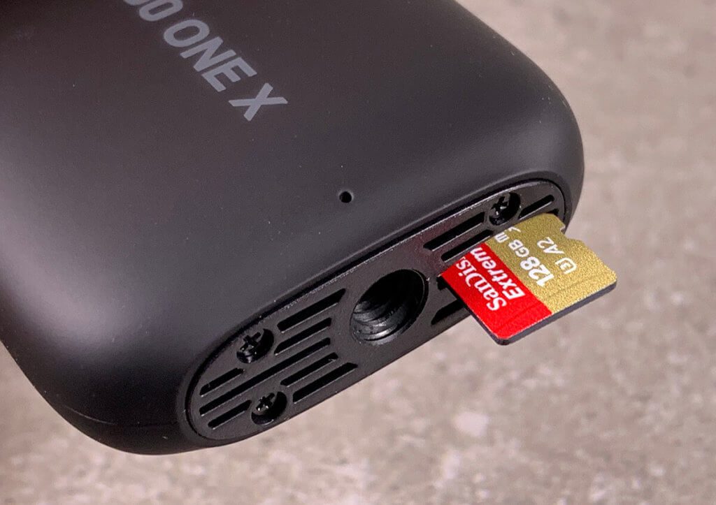 Bei der Insta360 One X wird die SD-Karte unten in einem Schlitz eingeschoben (Foto: Sir Apfelot).