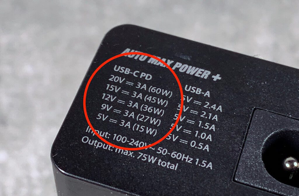 Eine Kennzeichnung, ob ein Ladegerät oder eine Powerbank USB-PD unterstützt, findet man in der Regel auf dem Gerät selbst. In diesem Fall sogar mit genauen Angaben zu den Leistungsdaten (Foto: Sir Apfelot).