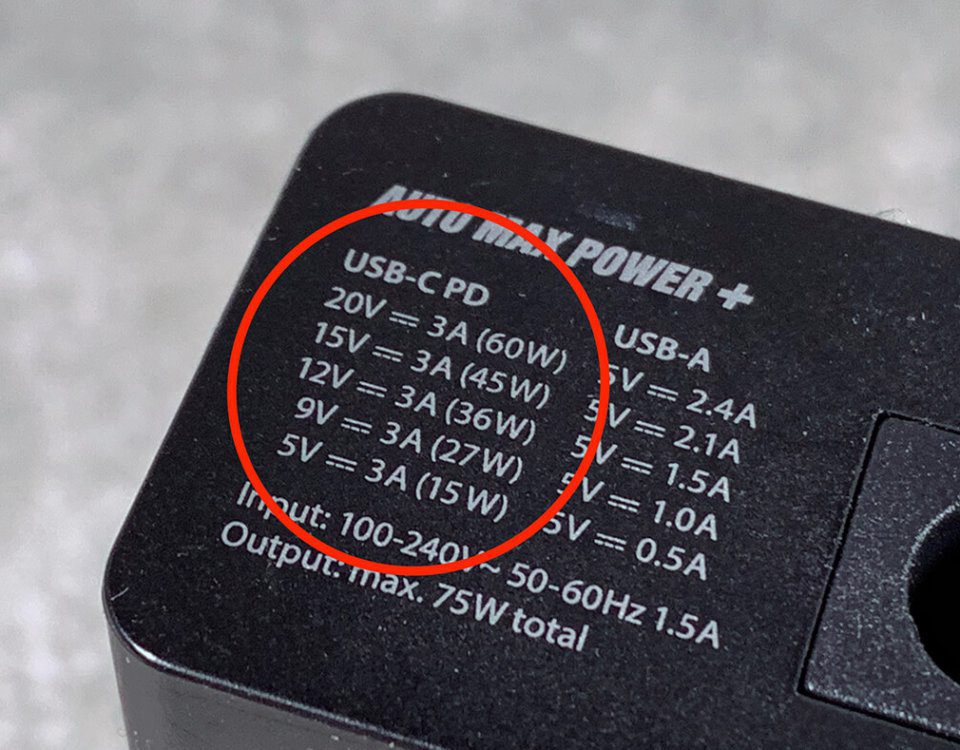 Eine Kennzeichnung, ob ein Ladegerät oder eine Powerbank USB-PD unterstützt, findet man in der Regel auf dem Gerät selbst. In diesem Fall sogar mit genauen Angaben zu den Leistungsdaten (Foto: Sir Apfelot).