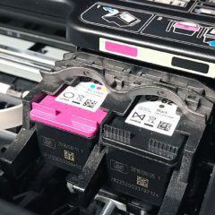 Wenn man sich die aufgedruckte Anleitung im Drucker mal anschaut, versteht man direkt, wie die Patronen eingelegt werden sollten. :D