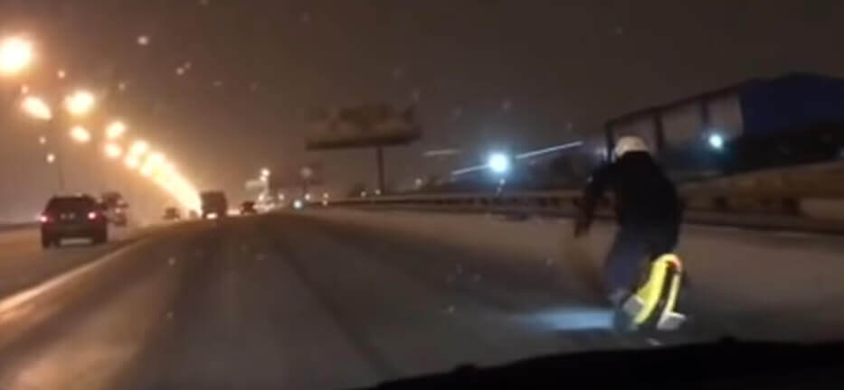Hier ein Screenshot aus diesem Youtube-Video. Hier war das Problem mit hoher Wahrscheinlichkeit, dass der Fahrer die Warnmeldungen seines Einrads durch den Lärm und den Helm nicht gehört hat. Es könnte natürlich auch an den Witterungsbedienungen gelegen haben, aber bei 35 mp/h (über 50 km/h) dürfte das Einrad schon am Limit gewesen sein.