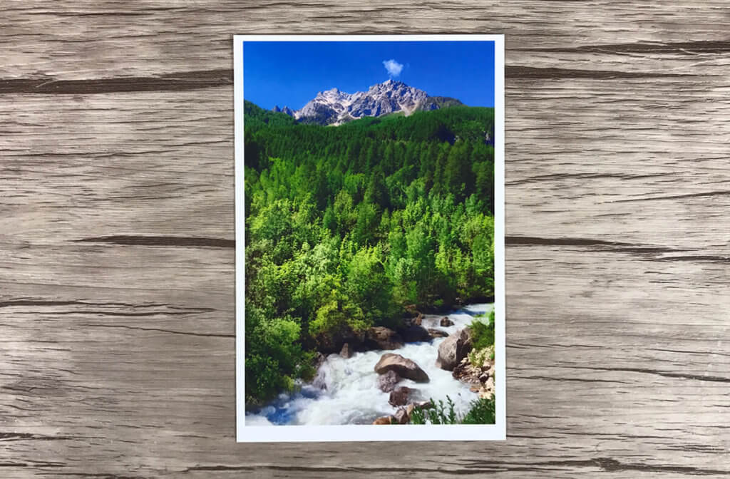 My first test print of a vacation photo (who cares: South of France near Briançon) looks very good. The color rendering fits and the term "laboratory quality" is not far-fetched.