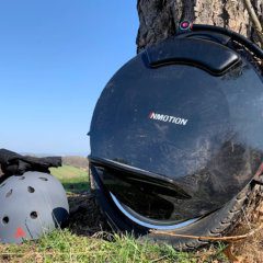 Durch den großen Akkupack lassen sich mit dem Inmotion V10F so weite Touren machen, dass die Füße in der Regel vor dem Einrad eine Pause brauchen.