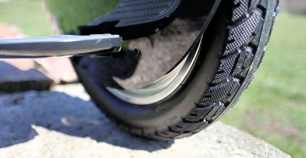 Das Reifenprofil des Inmotion V10F erlaubt durchaus auch Abstecher auf matschige Feldwege und holprige Schotterpisten.