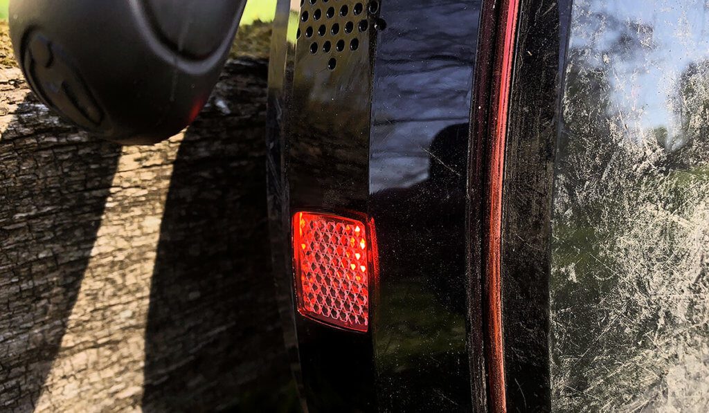 Das Rücklicht gab es beim V8 noch nicht, aber es ist definitiv eine gute Neuerung, die in der Stadt mehr Sicherheit bietet. Wenn man mit dem Einrad bremst, wird das Licht auch nochmal heller, wie bei einem Auto-Bremslicht.