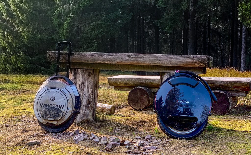 Selbst bei steilen Waldwegen merkt man dem Inmotion V10 (rechts im Foto) keine Anstrengungen an. Links im Bild das Inmotion V8 mit Schutzhülle.
