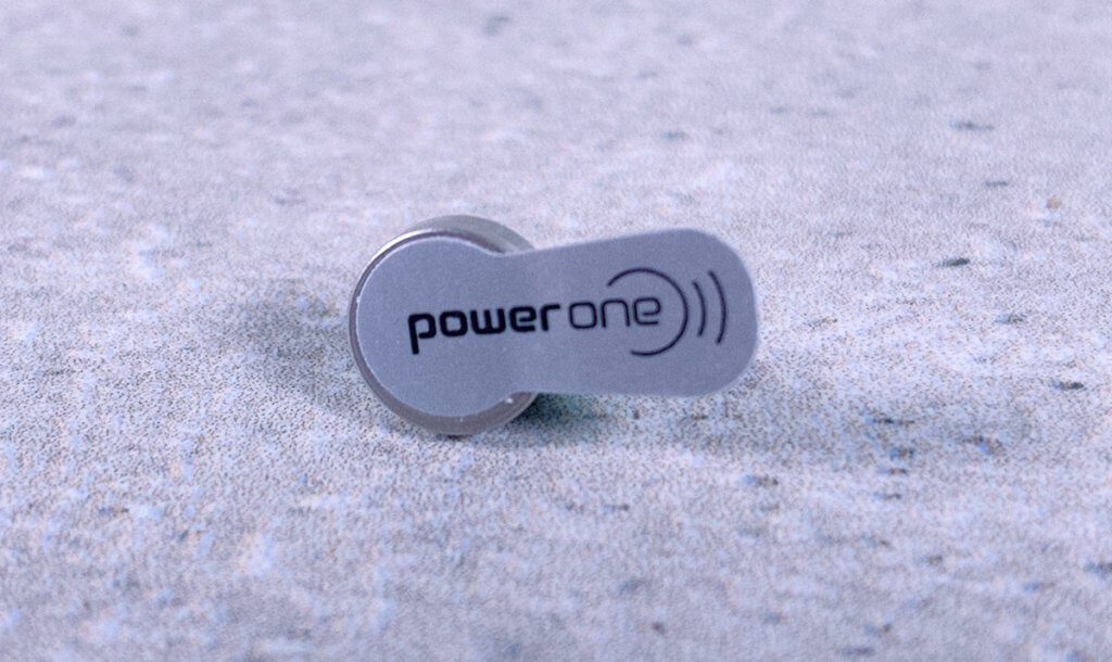 El PowerOne P312 en detalle. Aquí con la pegatina protectora que hay que quitar para activar la batería de zinc-aire.