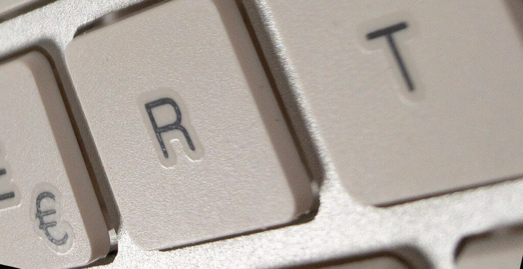 Wenn man die Tastatur schräg gegen das Licht hält, erkennt man an den Reflektionen, dass die Beschriftung "nur" geklebt ist. 