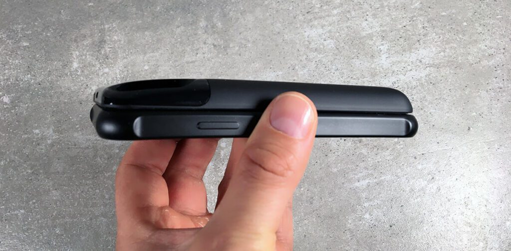 No question about it: every battery case makes the iPhone much thicker. But thanks to the rounded edges, this case can still be stowed away easily in the trouser pocket.