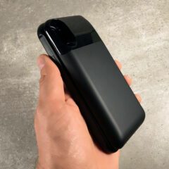 Auch mit der Akkuhülle von hardwrk liegt das iPhone gut in der Hand – man sollte es aber richtig herum halten, damit man das Display sieht. ;-)