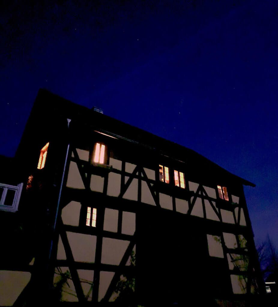 Questa foto è visivamente meno sbalorditiva, ma mi ha sorpreso perché l'ho scattata al buio con l'app Slow Shutter. Le stelle nel cielo non vengono aggiunte in seguito, ma sono state fotografate. Ho modificato la foto con un filtro rapido dall'app "Picnic" (foto: Sir Apfelot).