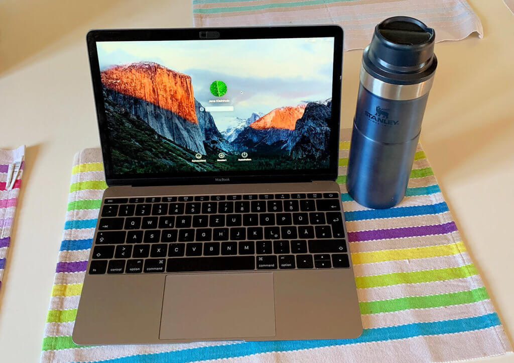 Der Stanley Isolierbecher ist voll mit dem MacBook kompatibel und hat sich so einen Beitrag im Blog verdient (Fotos: Sir Apfelot). 