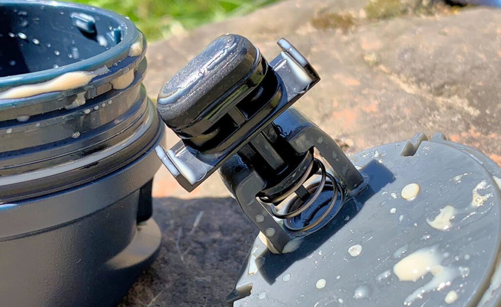 Die Verschluß-Mechanik im Stanley-Becher ist einfach und robust. So läßt sie sich schnell zerlegen, reinigen und wieder zusammen bauen.
