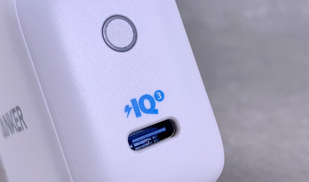 Sulla parte frontale dell'alimentatore plug-in, oltre alla presa USB Type-C, è presente anche un LED a forma di anello che indica se il dispositivo è alimentato.