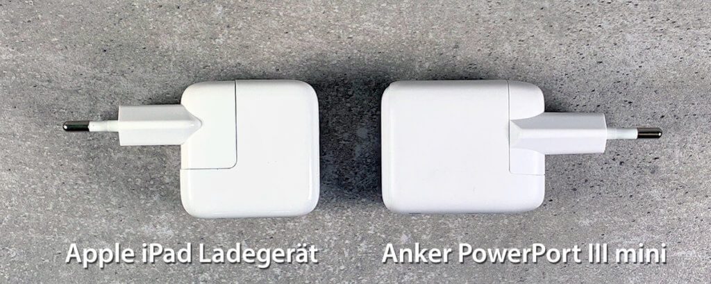 In un confronto diretto puoi vedere che l'Anker PowerPower III mini è solo leggermente più grande dell'alimentatore dell'Apple iPad. Tuttavia, offre il triplo della potenza per caricare i dispositivi.