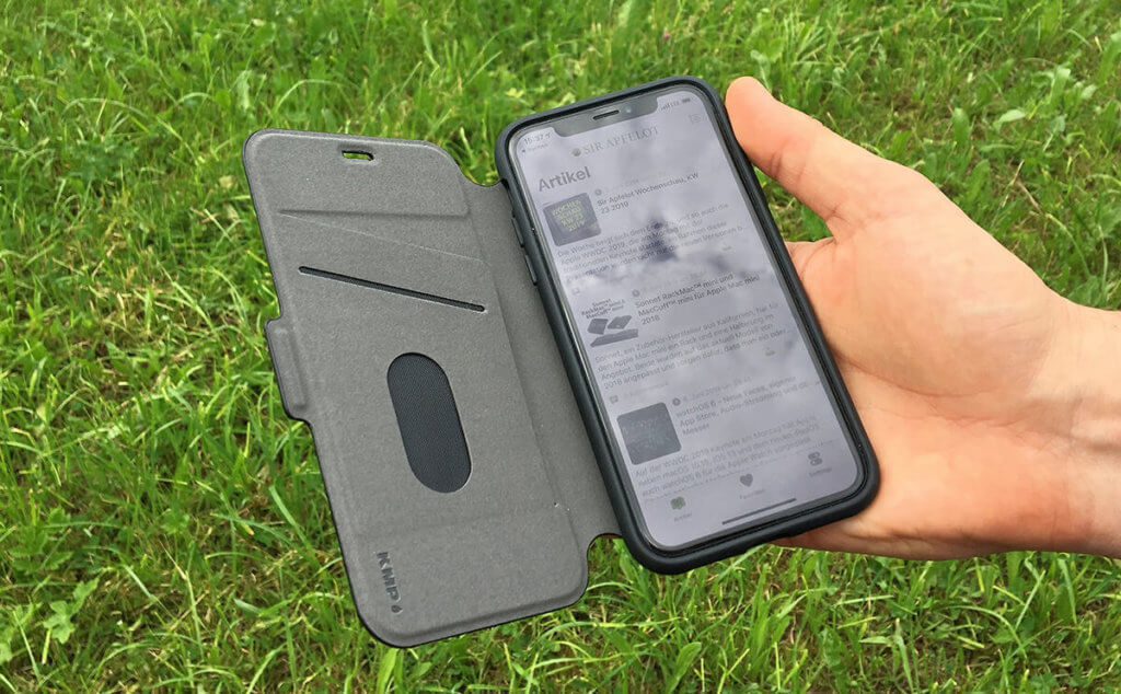 Das Bookcase von KMP ist eine klassische Aufklapp-Hülle, die durch die Mikrofaser-Beschichtung in der Innenseite auch das Display des iPhone schützt (Fotos. Sir Apfelot).