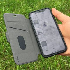 Das Bookcase von KMP ist eine klassische Aufklapp-Hülle, die durch die Mikrofaser-Beschichtung in der Innenseite auch das Display des iPhone schützt (Fotos. Sir Apfelot).