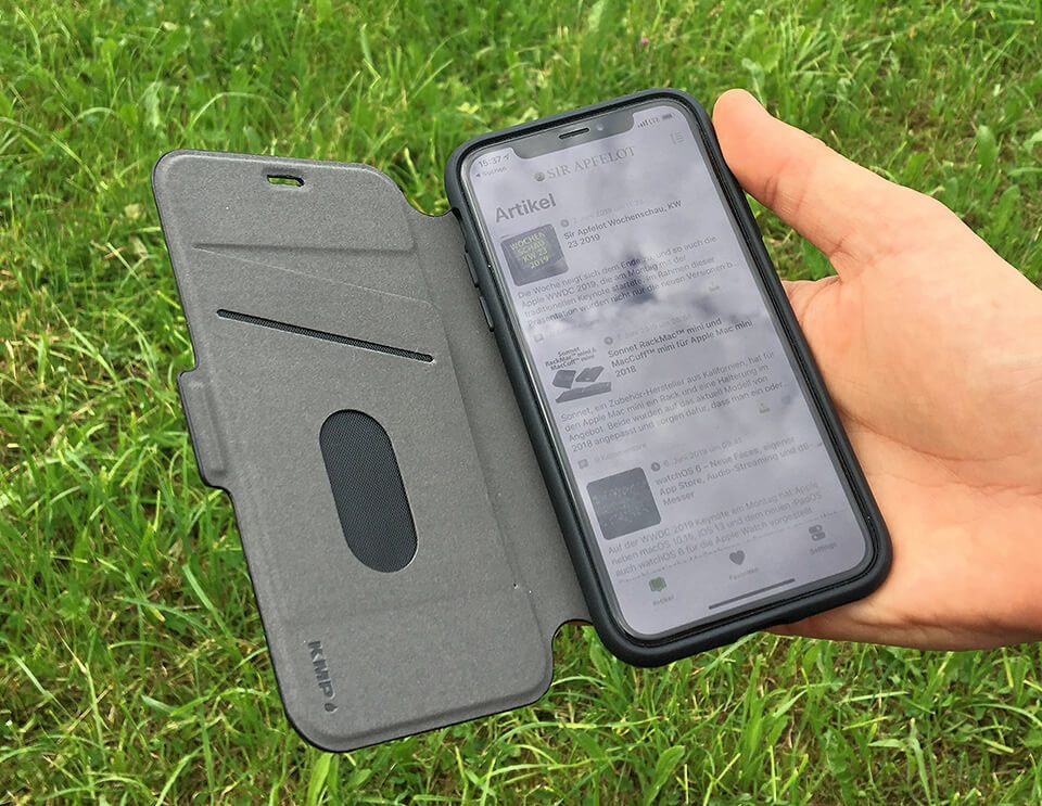 The bookcase from KMP is a classic fold-out cover that also protects the iPhone display thanks to the microfiber coating on the inside (photos. Sir Apfelot).